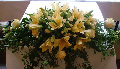 flower delivery Budapest - cascading arrangement with lilies and spray roses (1m)