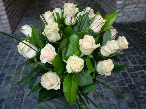 flower delivery Budapest - 20 white roses in a round bouquet