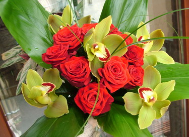 flower delivery Budapest - premium red roses with green orchids  (15 stems)