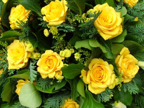 flower delivery Budapest - dome wreath with roses and seasonal flowers (1 m)