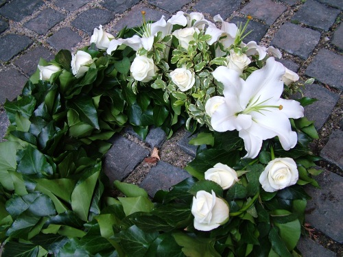 flower delivery Budapest - ivy wreath with white roses and lilies (60 cm)