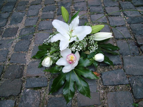 Blumenlieferung nach Budapest - Trauer Gesteck
