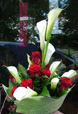 Virágküldés Budapest - 10 szál fehér kála 10 szál vörös rózsával, hosszúcsokorban