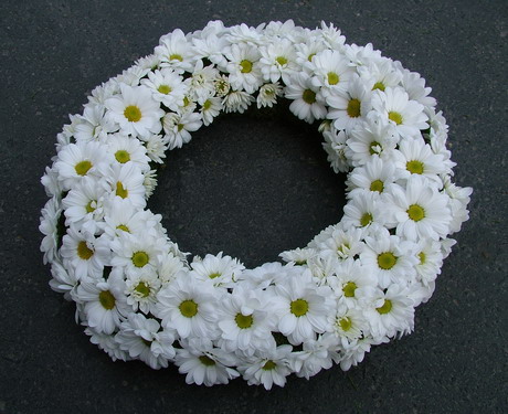 flower delivery Budapest - wreath covered with chrysanthemums  (27 cm)