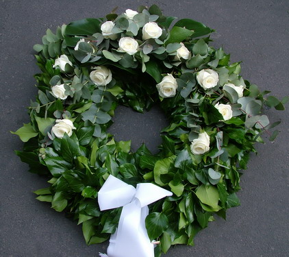 flower delivery Budapest - ivy wreath with white roses and eucalyptuses (65 m)