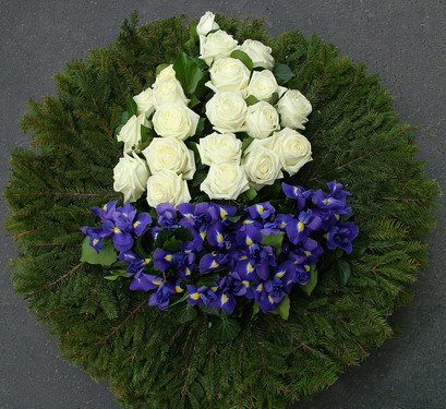 flower delivery Budapest - dome wreath with a chosen flower pattern (you can see a boat in this one) (1 m)