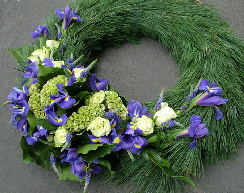 flower delivery Budapest - blue wreath (60 cm)