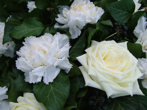 Virágküldés Budapest - fehér szegfű dombkoszorú, fehér rózsával (1m)