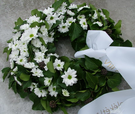 flower delivery Budapest - white chrysanthemums wreath (65cm)