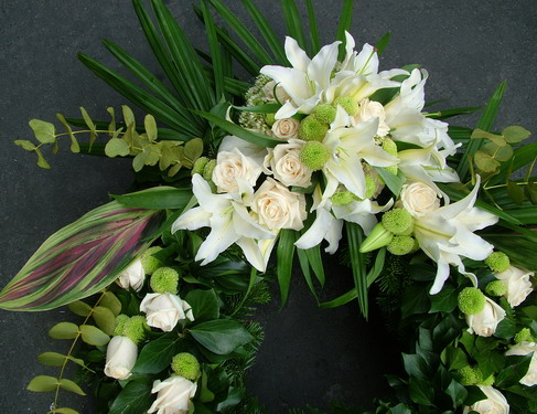 flower delivery Budapest - greek w. with roses, lilies and pompoms (1 m)