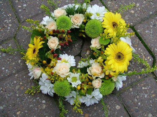 flower delivery Budapest - urn wreath with mixed summer flowers in a floral foam base (35 cm)