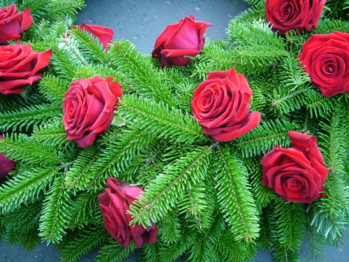 flower delivery Budapest - big greek wreath with 40 premium red roses (90cm)