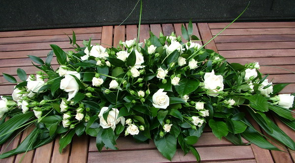 flower delivery Budapest - big bier arrangement with mini roses and big headed roses (1 m)