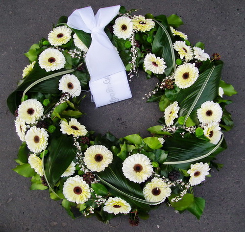 Blumenlieferung nach Budapest - Trauer Kranz mit Gerbera (70cm)