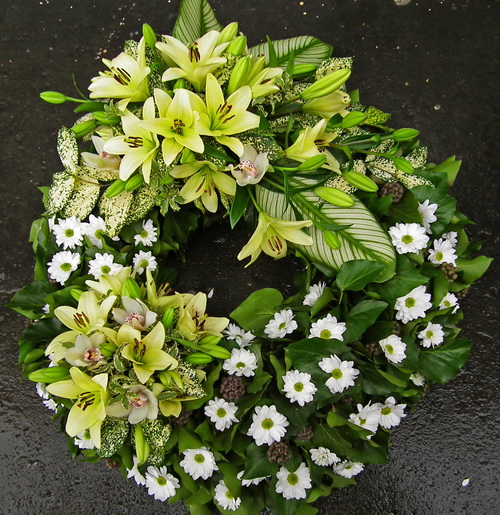 flower delivery Budapest - ivory wreath with yellow lilies, orchids and daisies (70cm)
