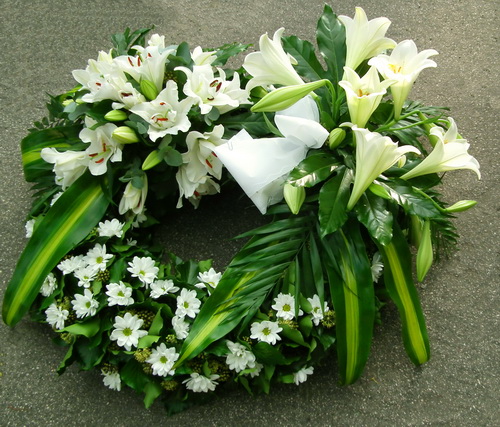 flower delivery Budapest - ivory wreath with oriental and longiflorum lilies (80cm)
