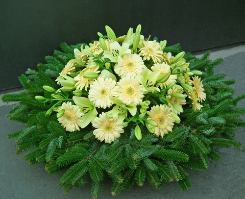 Blumenlieferung nach Budapest - Trauer Kranz mit asiatische Lilien und Gerbera (1m)