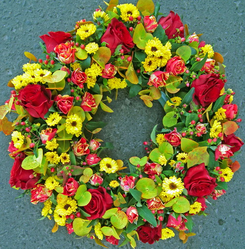 Blumenlieferung nach Budapest - Trauer Kranz mit  orange, rot, gelbe Rosen, Mini-Rosen, Chrysanthemen, Eukalyptus  (45cm)