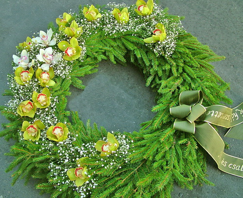 flower delivery Budapest - greek wreath with green orchids and gypsophilla (1m)