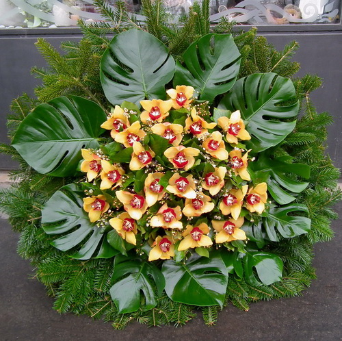 flower delivery Budapest - standing wreath with yellow orchids and white waxflower (1,1m)