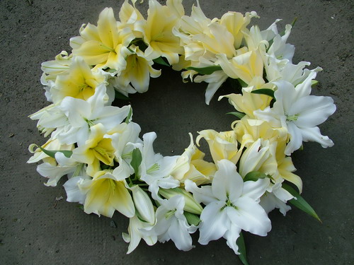 flower delivery Budapest - wreath covered with lilies (70 cm)