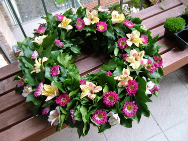 flower delivery Budapest - ivy wreath, alstro and daisy (60 cm)
