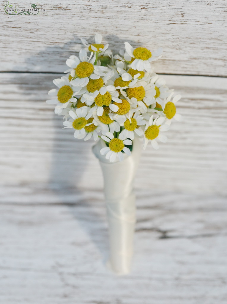 flower delivery Budapest - Boutonniere (chamomilla)
