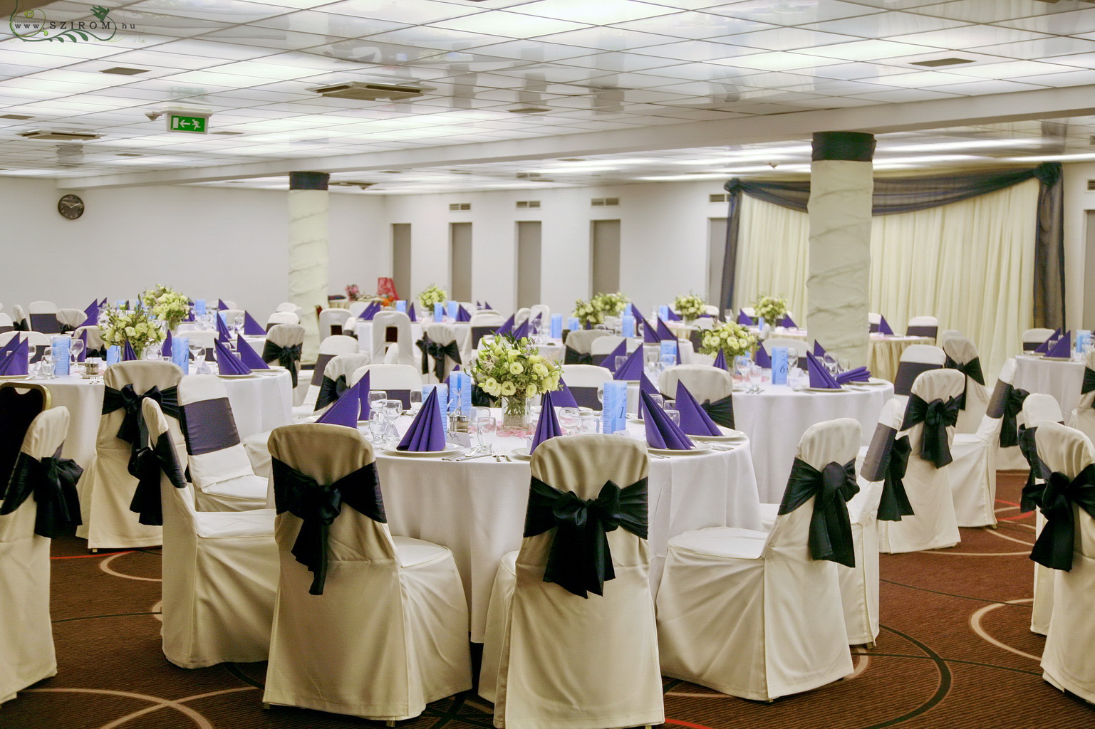 flower delivery Budapest - Centerpiece in glacc cube, Rubin Hotel Budapest (liziantus, cream), wedding