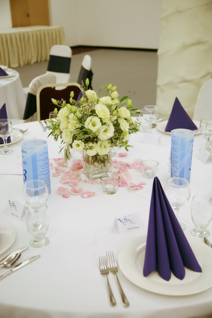 flower delivery Budapest - Centerpiece in glacc cube, Rubin Hotel Budapest (liziantus, cream), wedding