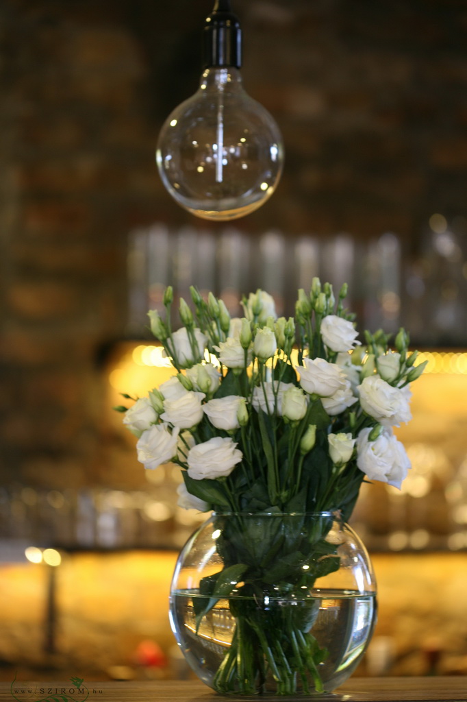 Virágküldés Budapest - Esküvői asztaldísz üveggömbben, Malom Bisztró ( liziantusz, fehér )