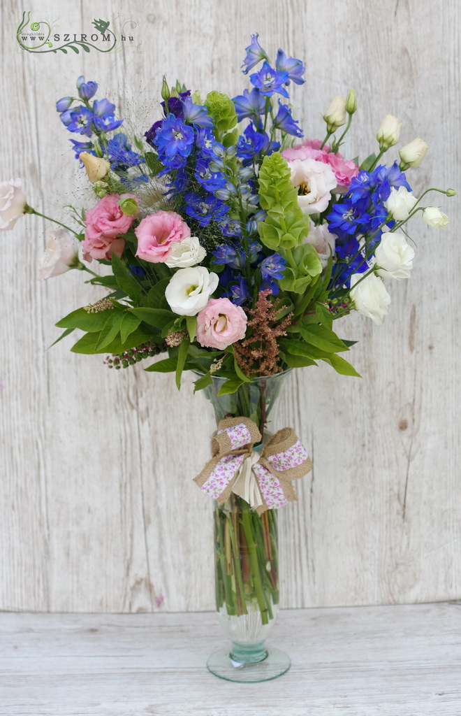 Virágküldés Budapest - Asztaldísz ( liziantusz, delphinium, kék, fehér, rózsaszín), esküvő
