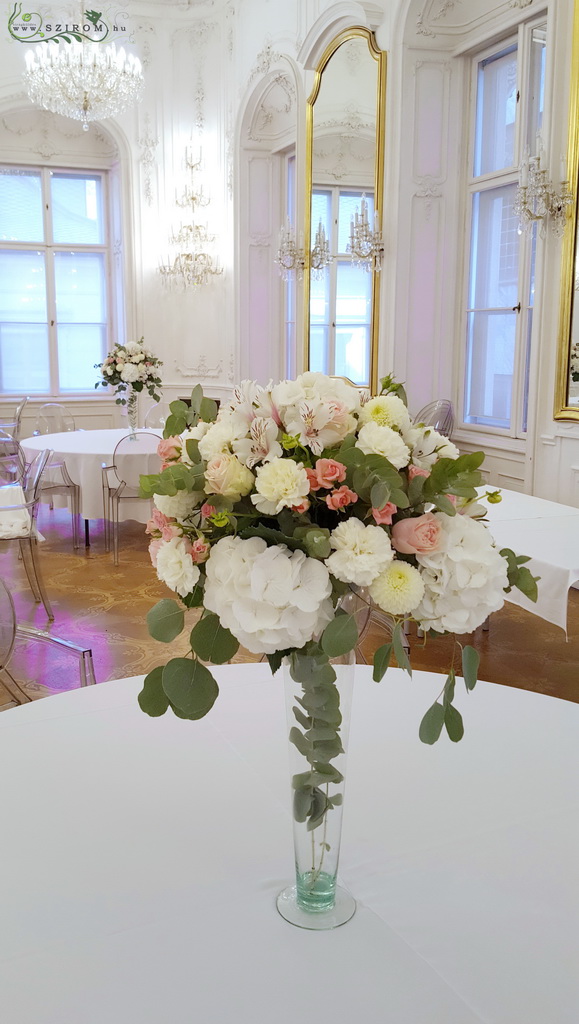 Virágküldés Budapest - Esküvői asztaldísz magas vázában, 1db, Festetics palota Budapest (hortenzia, rózsa, bokros rózsa, szegfű, alstromelia, dália, fehér, rózsaszín) 