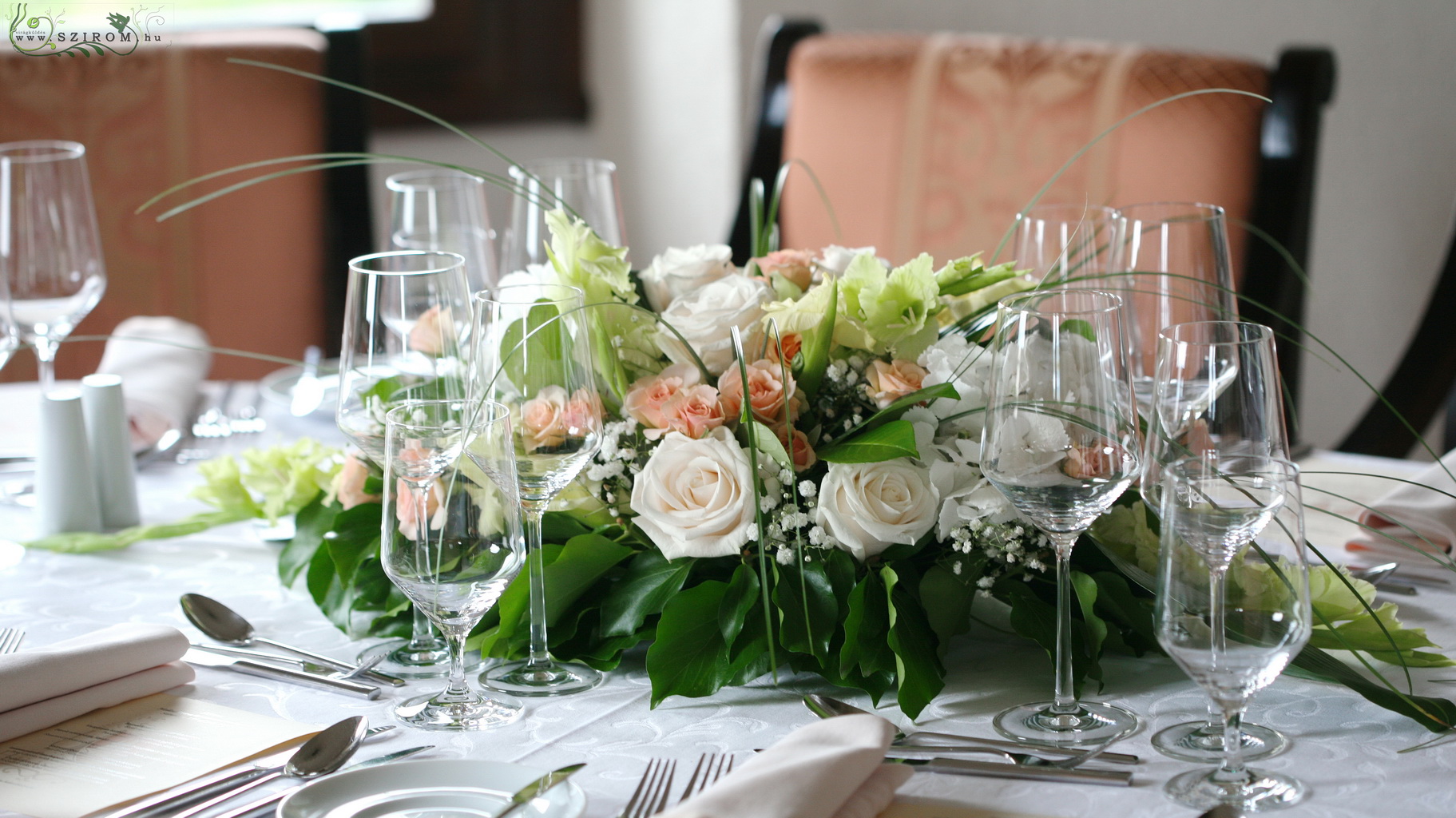 Virágküldés Budapest - Esküvői hosszú asztaldísz, Halászbástya Étterem Budapest (hortenzia, rózsa, bokros rózsa, kardvirág, rezgő, fehér, zöld, barack ) 