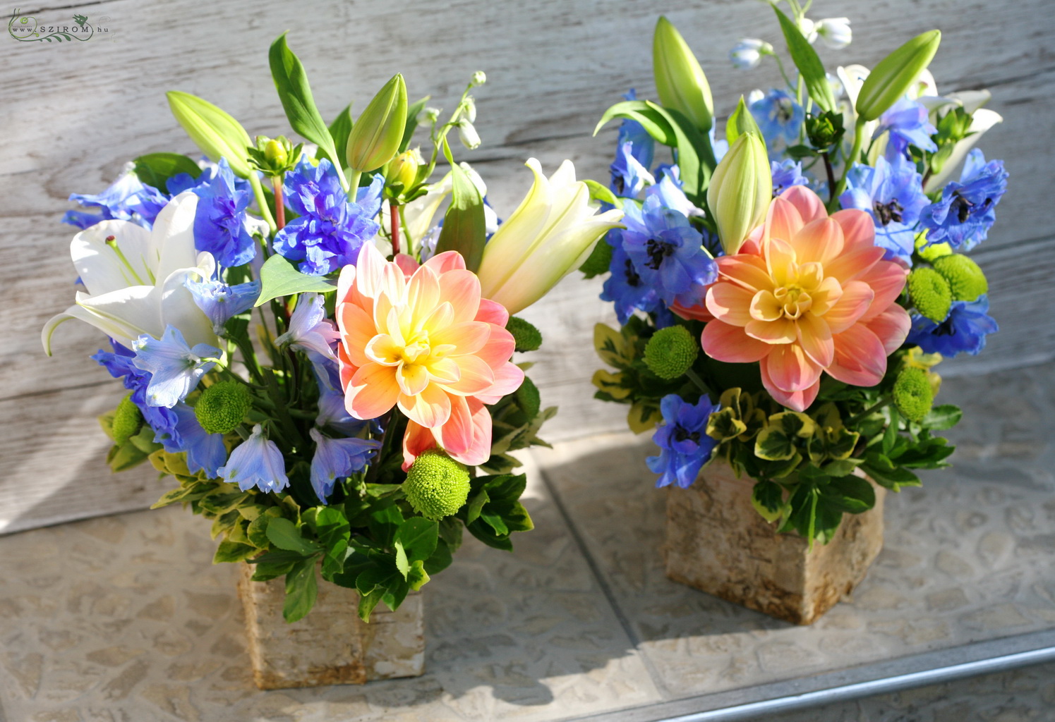 Virágküldés Budapest - Asztaldísz 1 db (delphinium, liliom, dália, kék, narancs), esküvő