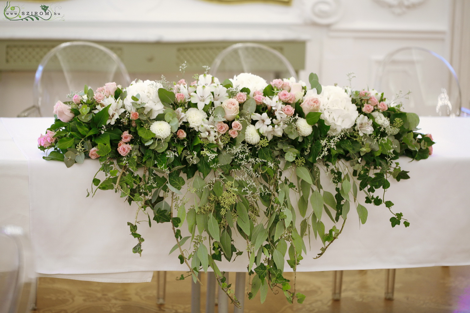 Virágküldés Budapest - Főasztaldísz Festetics Palota (hortenzia, bokros rózsa,rózsa, dália, alstromelia, fehér, rózsaszín), esküvő