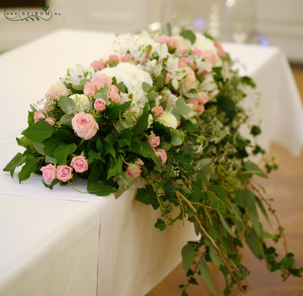 Virágküldés Budapest - Főasztaldísz Festetics Palota (hortenzia, bokros rózsa,rózsa, dália, alstromelia, fehér, rózsaszín), esküvő