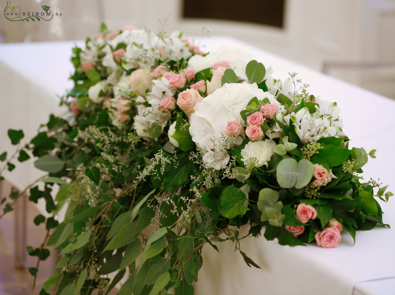 Virágküldés Budapest - Főasztaldísz Festetics Palota (hortenzia, bokros rózsa, alstromelia, fehér, rózsaszín), esküvő