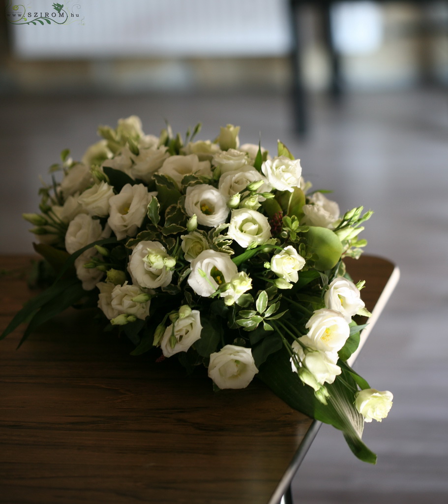 Virágküldés Budapest - Főasztaldísz Malom Bisztró (liziantusz, fehér), esküvő