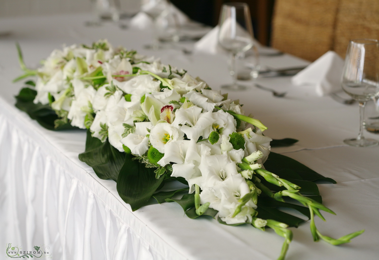 Virágküldés Budapest - Főasztaldísz Hemingway Étterem (orchidea, kardvirág, kála, gomb krizantém, fehér, zöld ), esküvő