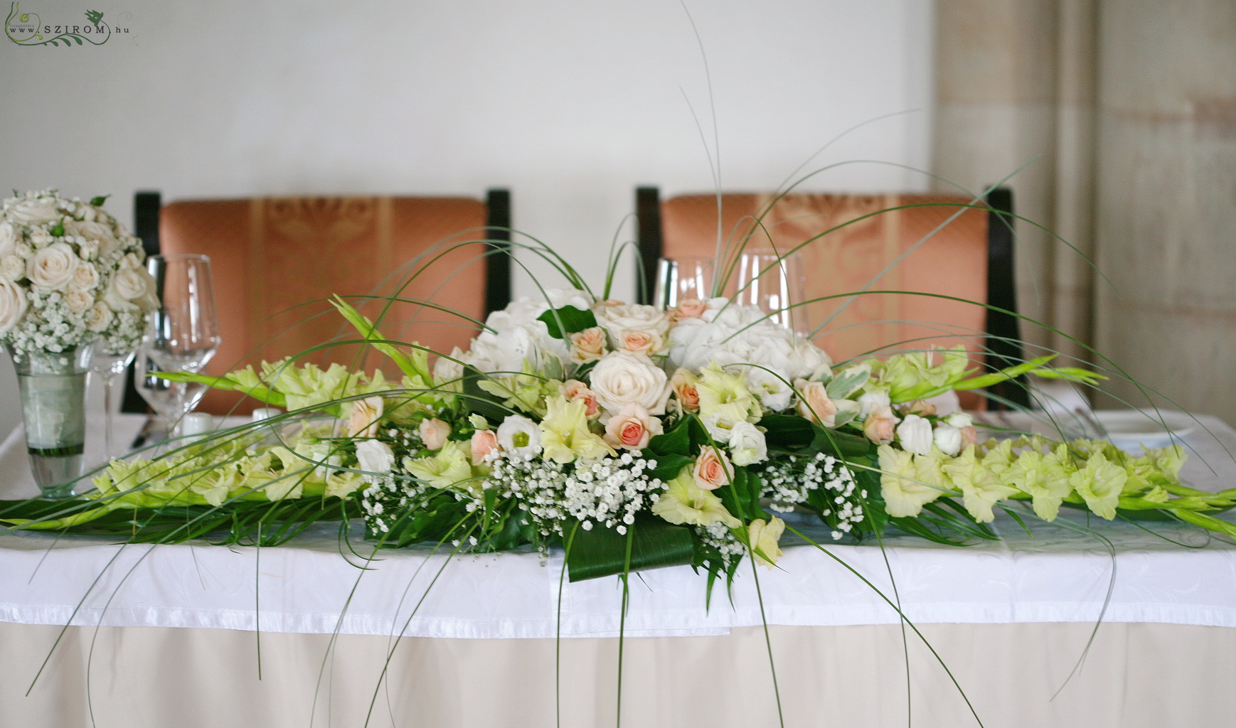 Virágküldés Budapest - főasztaldísz Halászbástya (rózsa, kardvirág, bokros rózsa, liziantusz, hortenzia, rezgő, fehér, barack, zöld), esküvő