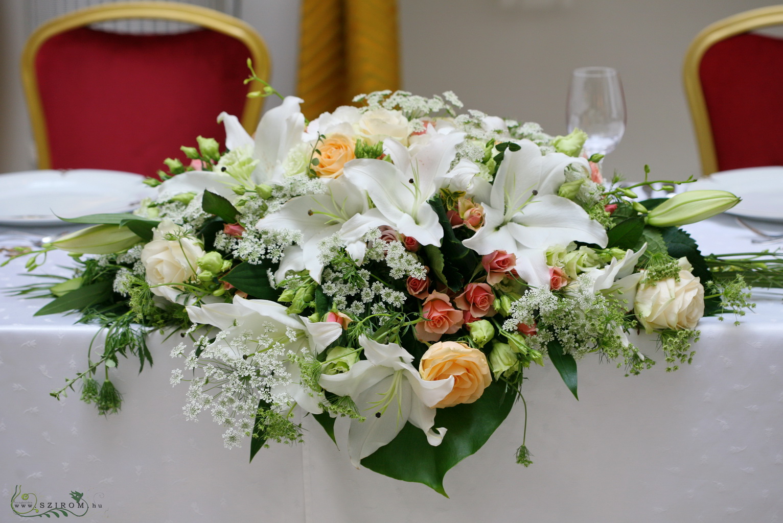 Virágküldés Budapest - Főasztaldísz Gerbeaud Átrium (liliom, rózsa, liziantusz, fehér, barack), esküvő