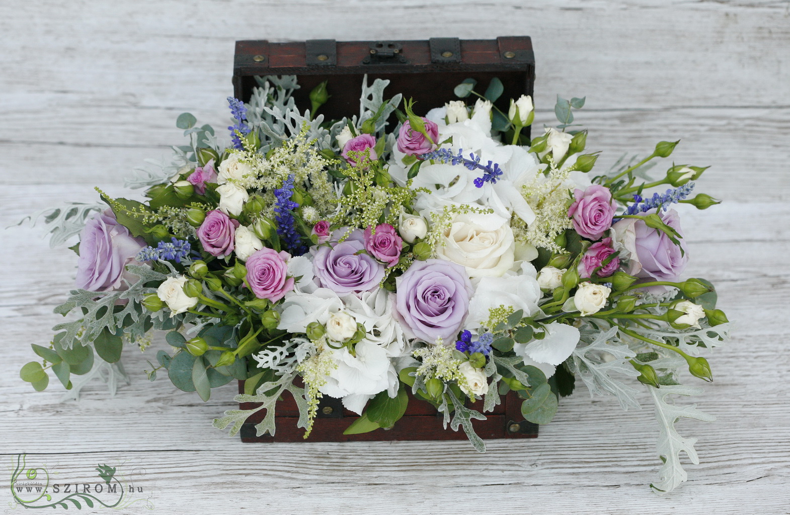 flower delivery Budapest - Main table centerpiece Bagolyvár (hydrangea, bushy rose, rose, purple, white, pink), wedding