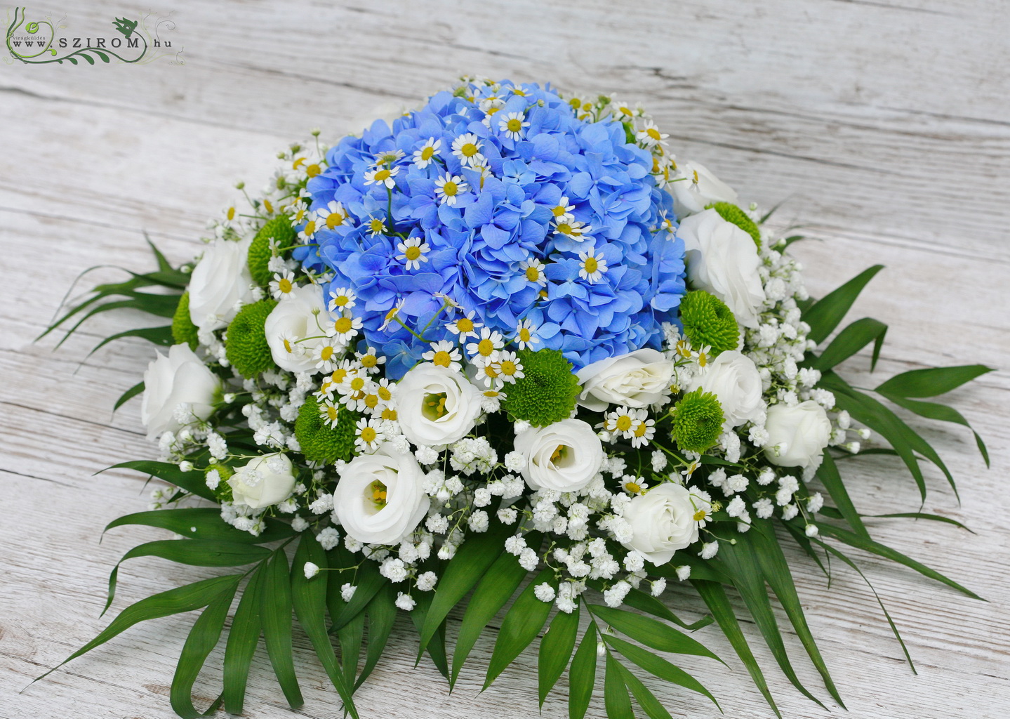 flower delivery Budapest - Main table centerpiece (hydrangea, lisianhtus, chrysanthemum, chamomile, white, blue), wedding