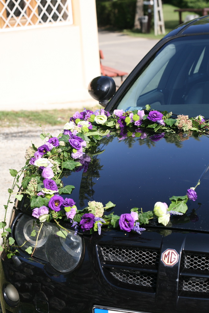 flower delivery Budapest - car flower  (lisianthus, sedum, chrysanthemum, purple, white, green)