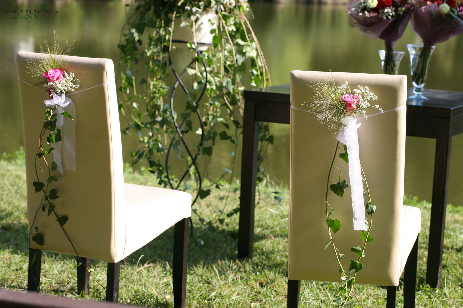 Virágküldés Budapest - szék díszítés 1 db (rózsa, sóvirág, rózsaszín, borostyán ) Bélapátfalva , esküvő
