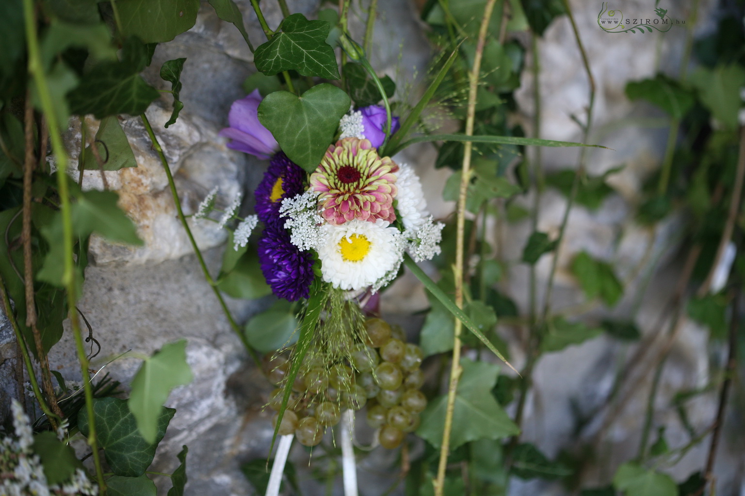 Virágküldés Budapest - borászati stílusú füzérek szőlővel, őszirózsával, apró virágokkal Bélapátfalva (lila), esküvő