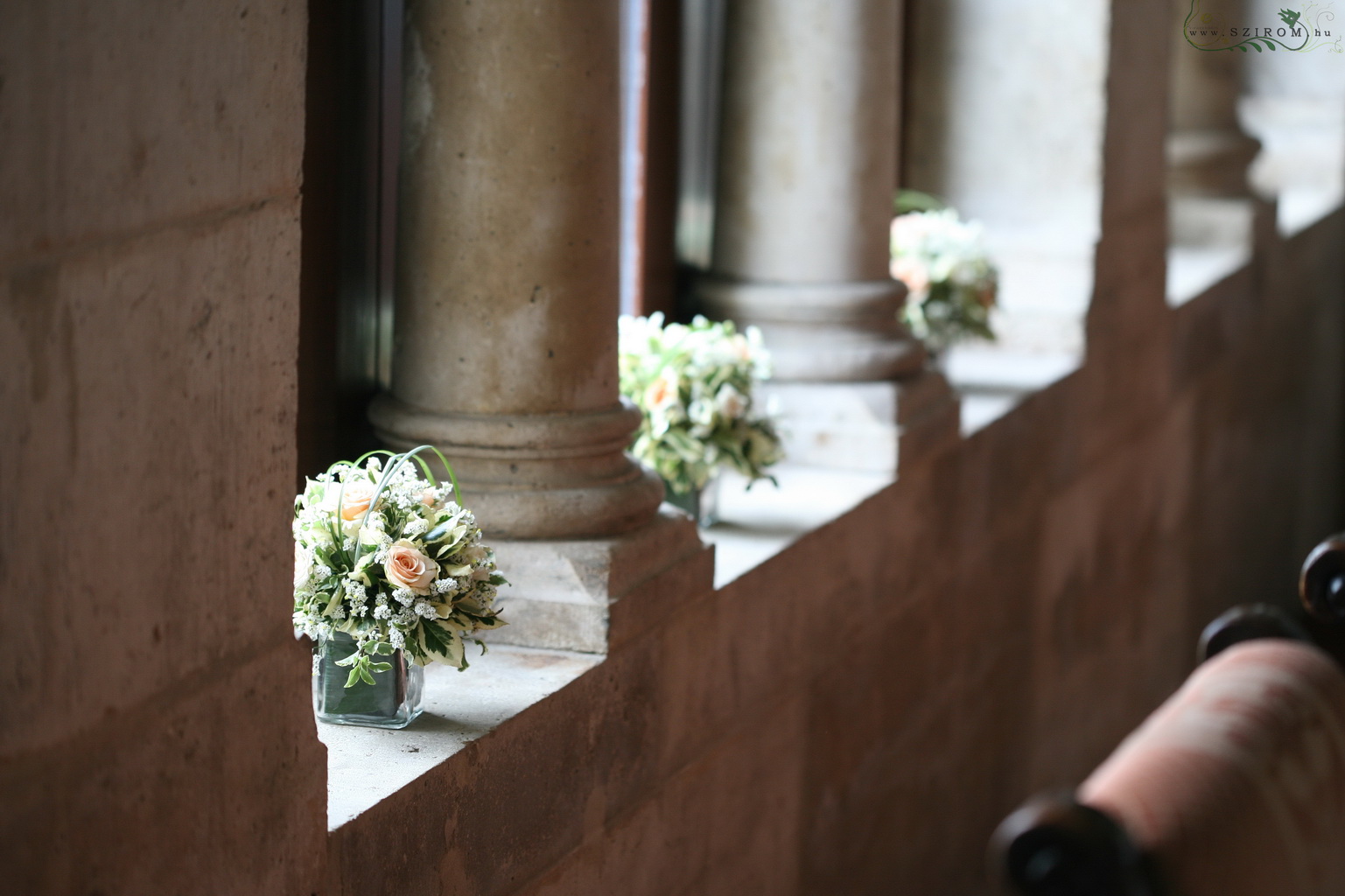 flower delivery Budapest - window flower decor, Fisherman's bastion (rose, limonium, white, peach), wedding