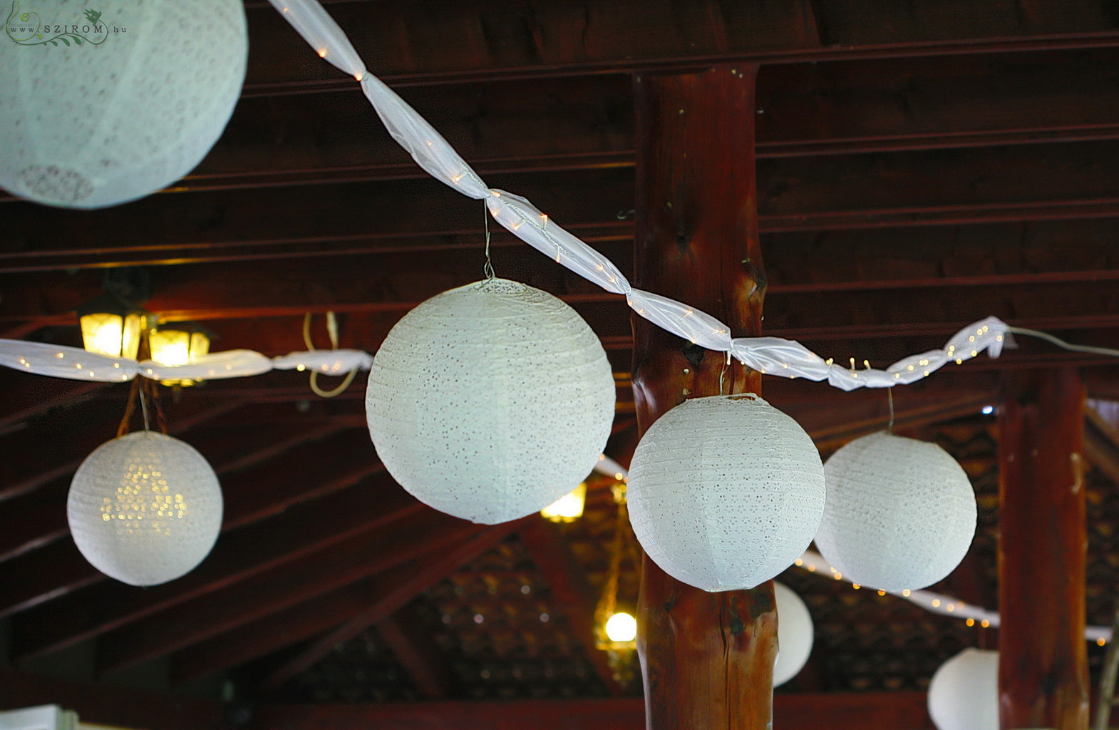 flower delivery Budapest - light garland in organza with lanterns, Bagolyvár, wedding