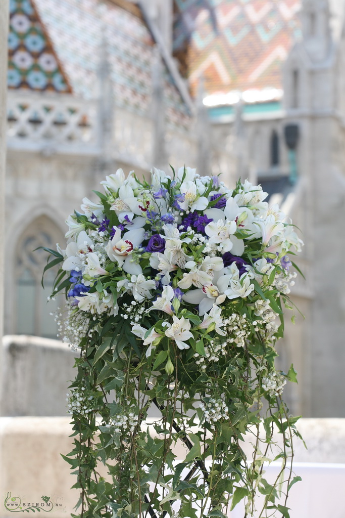 Virágküldés Budapest - állódísz Halászbástya ( orchidea, alstromelia, liziantusz, delphinium, rezgő, fehér, kék, lila), esküvő