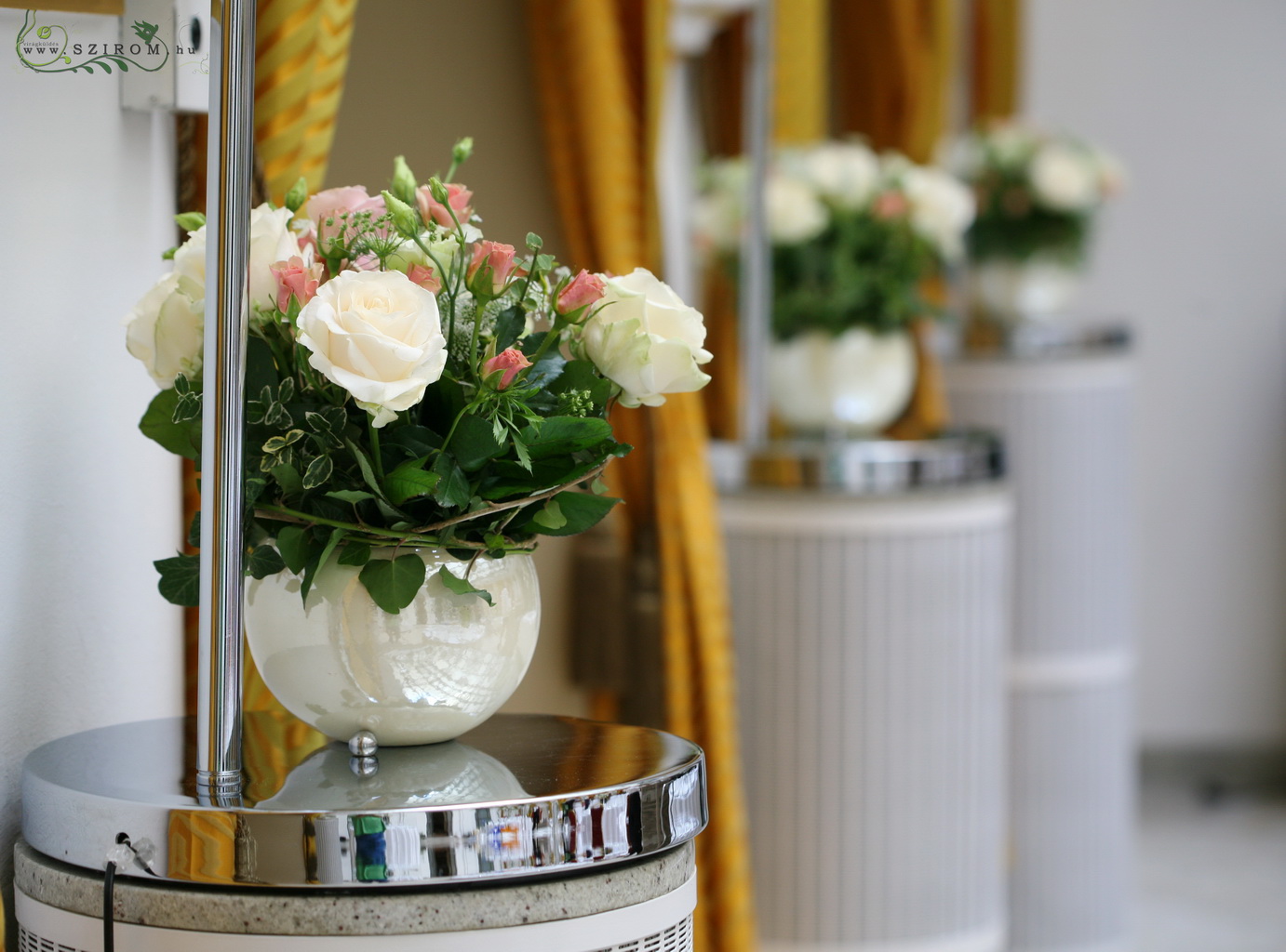 Virágküldés Budapest - pult dísz Gerbeaud Átrium (rózsa, bokros rózsa, liziantusz, fehér, barack, rózsaszín), esküvő